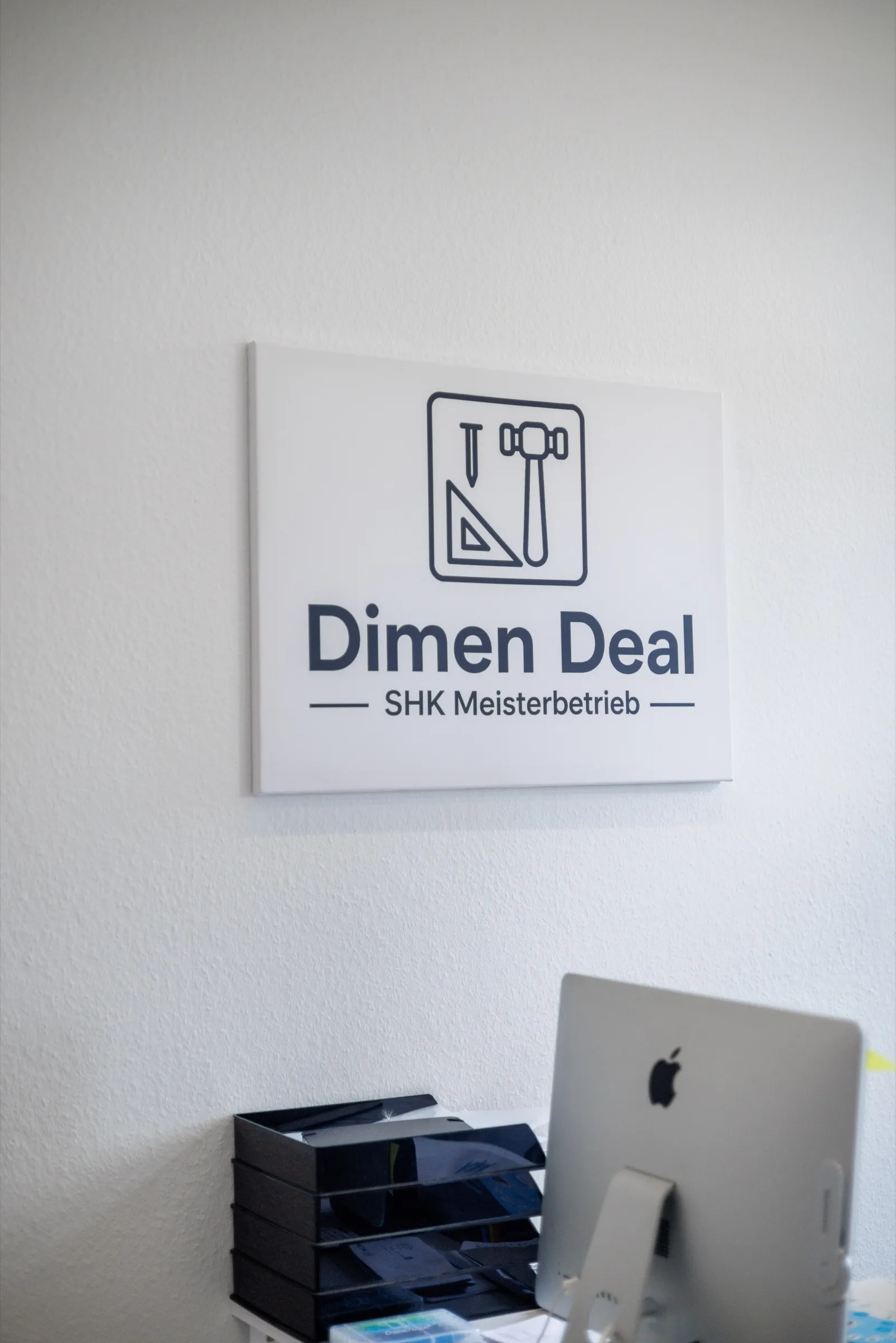 Firmenschild Dimen Deal SHK Meisterbetrieb im Büro in Kerpen