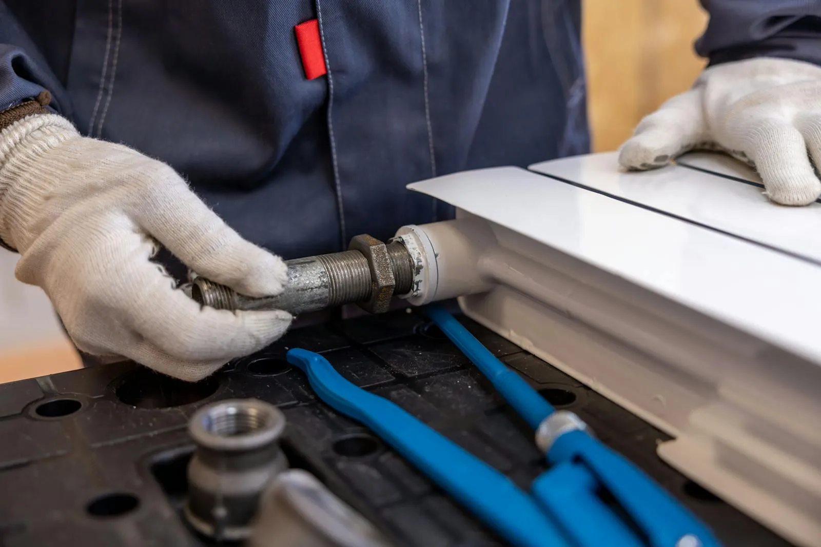 Handwerker von Dimen Deal bei der Montage der neuen bodengleichen Dusche