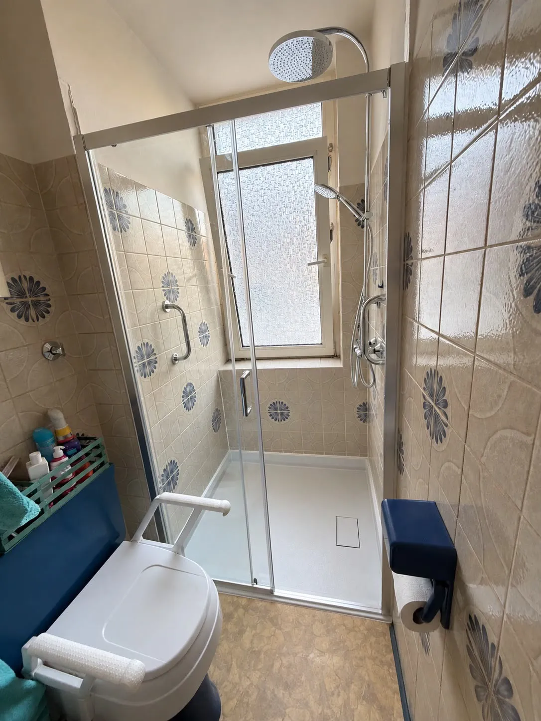 Nachher: Blaue Wanne zu heller Dusche