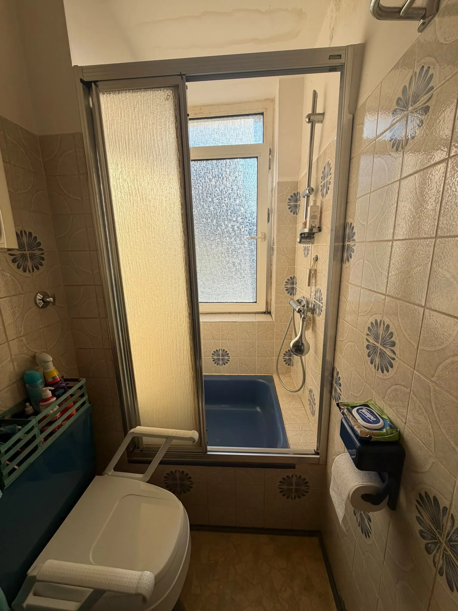 Vorher: Blaue Wanne zu heller Dusche