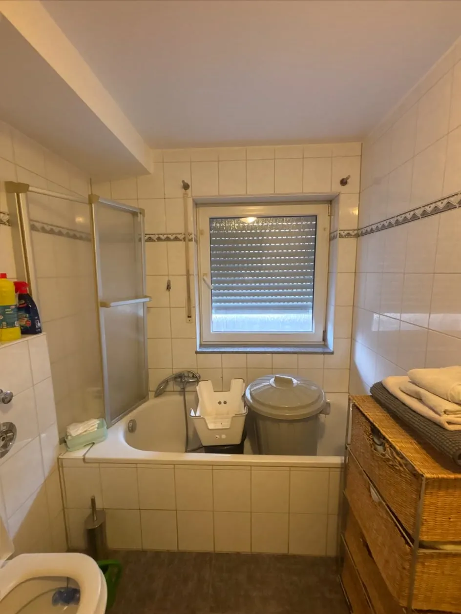 Vorher: Bodengleiche Dusche mit Duschsitz