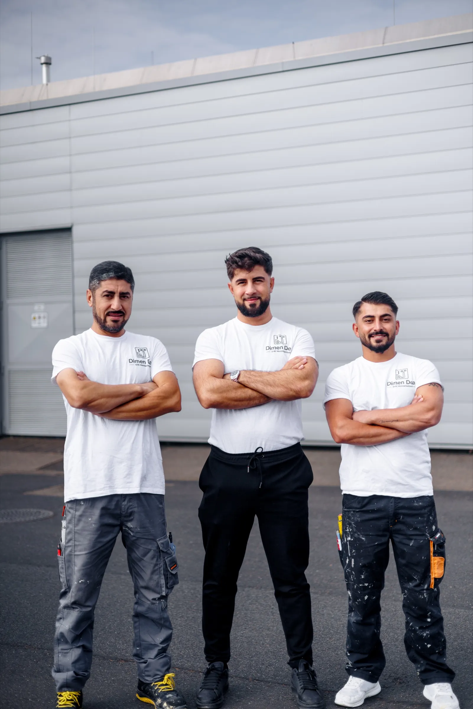 Das Team von Dimen Deal vor der Werkstatt in Kerpen